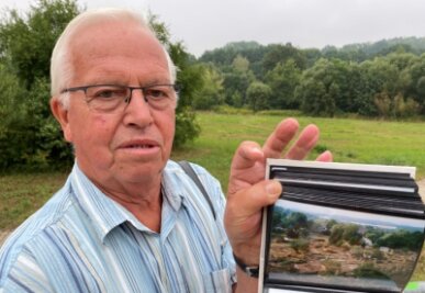 Als die "Reisbauern" in Flöha verschwanden - Peter Richter mit seinen Fotos vom Hochwasser. Auf der Fläche hinter ihm befand sich die Kleingartenanlage "Sonneninsel". 
