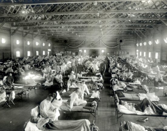 Das 1918 entstandene Foto zeigt an der Spanischen Grippe erkrankte Patienten in einem Notfallkrankenhaus in den USA. Auch in Crimmitschau hatte die Epidemie im Herbst 1918 stark zugenommen.