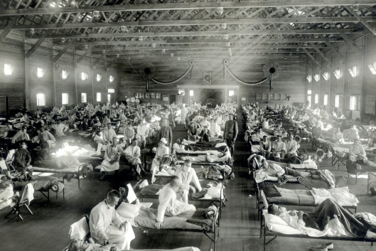 Als die Spanische Grippe nach Crimmitschau kam - Das 1918 entstandene Foto zeigt an der Spanischen Grippe erkrankte Patienten in einem Notfallkrankenhaus in den USA. Auch in Crimmitschau hatte die Epidemie im Herbst 1918 stark zugenommen.