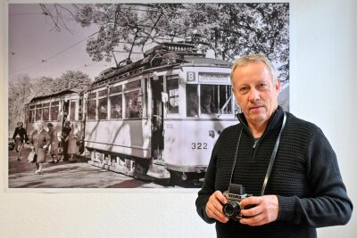 Als die Straßenbahn noch auf den Chemnitzer Kaßberg fuhr - Maik Wagner vor einem Foto einer Straßenbahn der Linie 8. Mit seinen Eltern fuhr er meistens im hinteren Wagen mit.
