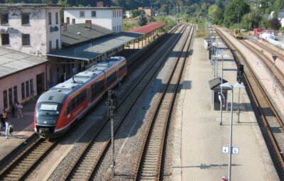 Als die Züge im Fünf-Minuten-Takt fuhren - Der Auer Bahnhof im September 2009. Durch die Zunahme des Autoverkehrs hatten die Bahnstrecken an Bedeutung verloren. Das einstige Empfangsgebäude (links) war dem Verfall preisgegeben.