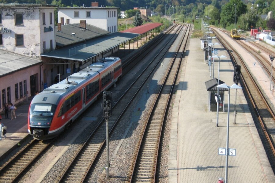 Als die Züge im Fünf-Minuten-Takt fuhren - Der Auer Bahnhof im September 2009. Durch die Zunahme des Autoverkehrs hatten die Bahnstrecken an Bedeutung verloren. Das einstige Empfangsgebäude (links) war dem Verfall preisgegeben.