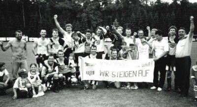 Als ein ganzes Dorf Kopf stand - Nach dem 1:0-Sieg im letzten Spiel der Saison 1995/96 gegen Wildenfels feiern Spieler, Betreuer und Angehörige ausgelassen den Aufstieg des damaligen SV Empor Heinsdorf in die Bezirksliga. 