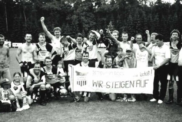 Als ein ganzes Dorf Kopf stand - Nach dem 1:0-Sieg im letzten Spiel der Saison 1995/96 gegen Wildenfels feiern Spieler, Betreuer und Angehörige ausgelassen den Aufstieg des damaligen SV Empor Heinsdorf in die Bezirksliga. 