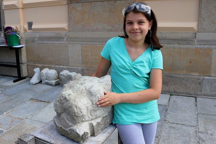 Als Elfjährige beim Bildhauerkurs in Zwickau - Die elfjährige Sukeida Sommer hat bei der jüngsten Bildhauerwerkstatt des Zwickauer Kunstvereins ihr Lieblingstier in Stein gehauen.