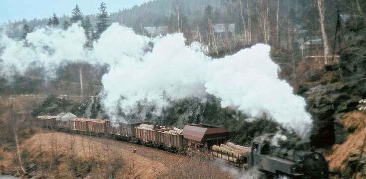 Als es im Muldetal dampfte - Ein Güterzug fährt im April 1975 auf der Strecke zwischen Aue und Bockau. 