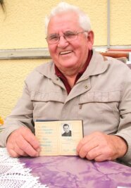 Als es noch mit dem Mist-Laster zum Spiel ging - Jochen Reiher hält seinen Mitgliedsausweis aus dem Jahre 1951 bis heute in Ehren. 