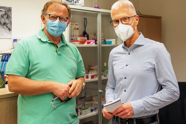 Hausarzt Dr. Jan Anastassis Skuras und Zahnarzt Andreas Fritzsching vor der Impfaktion. 