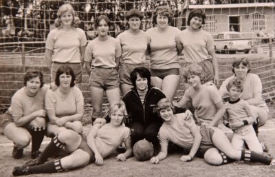 Als Fußball-Meisterinnen noch aus dem Örtchen Kühberg kamen - Die Annaberger Kreismeisterinnen im Fußball von 1976 aus Kühberg. Vorstopperin Heidrun Blaczik (hinten, 2. von rechts) und ihre Schwester Birgit (unten, links) waren dabei. 