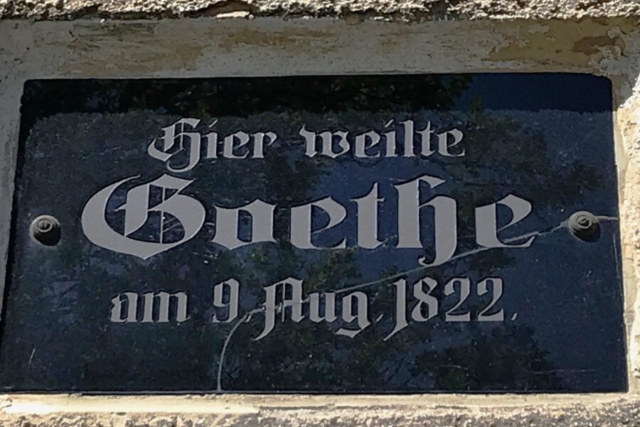 Als Goethe nach Schönberg kam - ein großer Tag - Die Tafel am Pfarrhaus in Schönberg am Kapellenberg erinnert an den Goethe-Besuch am Dienstag auf den Tag genau vor 200 Jahren. 