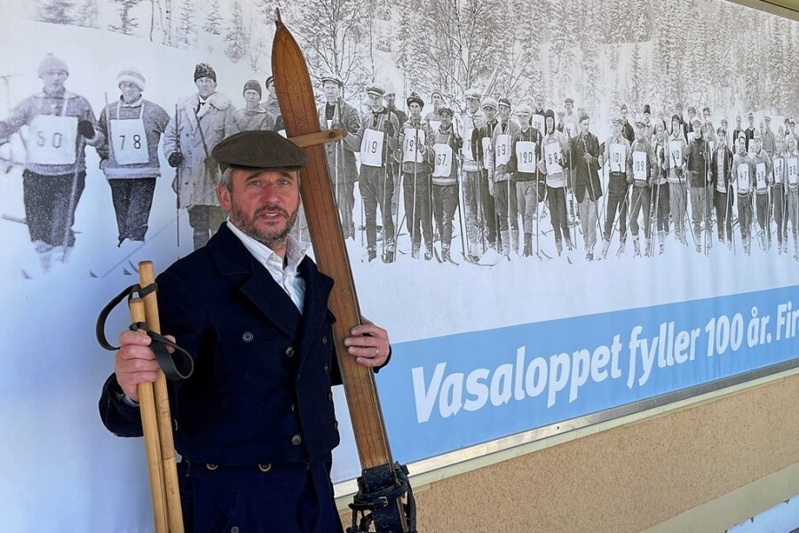 "Als ich meinen Namen gelesen habe, sind bei mir die Tränen geflossen" - Andreas Fischer zur Jubiläums-Wasalauf-Veranstaltung 2022 - hier vor dem Plakat mit den Teilnehmern des 1. Vasaloppet am 19. März 1922. 