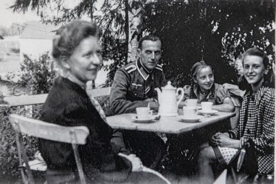 Als im Krieg die Bomben fielen - und ein Mädchen (8) für drei Jahre von Bonn nach Rebesgrün kam - Blick ins Familienalbum: Liddy und Martin Gruschwitz (links), deren Tochter Lieselotte (rechts) und Edith Benner (Mitte) beim Kaffeetrinken in der Jocketaer Ausflugsgaststätte "Vogtländische Schweiz".