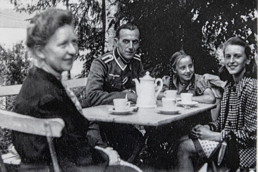 Als im Krieg die Bomben fielen - und ein Mädchen (8) für drei Jahre von Bonn nach Rebesgrün kam - Blick ins Familienalbum: Liddy und Martin Gruschwitz (links), deren Tochter Lieselotte (rechts) und Edith Benner (Mitte) beim Kaffeetrinken in der Jocketaer Ausflugsgaststätte "Vogtländische Schweiz".