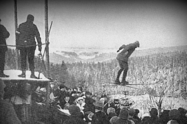 Als im Vogtland Sportler erstmals von einer Schanze sprangen - Schöneck 1912: Skispringen auf der Schanze im Görnitztal im Rahmen der Meisterschaften des Kreises Westerzgebirge. 