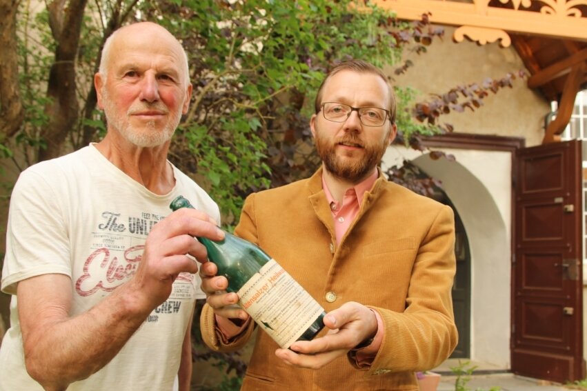 Roland Albert (links) und Daniel Hartenstein mit einer Original-Flasche, in welche bis Anfang der 1960er-Jahre das Heilwasser aus der Altensalzer Quelle abgefüllt wurde. 