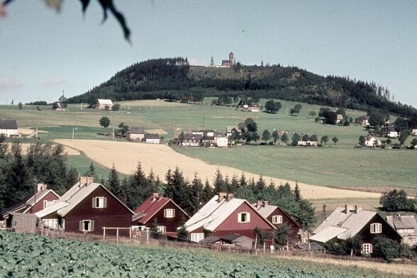 Als in Bärenstein die Stalinschächte wuchsen - Das Foto zeigt Bärenstein in den 1960er-Jahren, vorn die Wismuthäuser. 