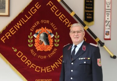 Als man noch auf die Uniform warten musste - Die Feuerwehr von Dorfchemnitz feiert ihr 150-jähriges Bestehen. Frank Dienel ist seit 1971 dabei und war lange Zeit Wehrleiter. 