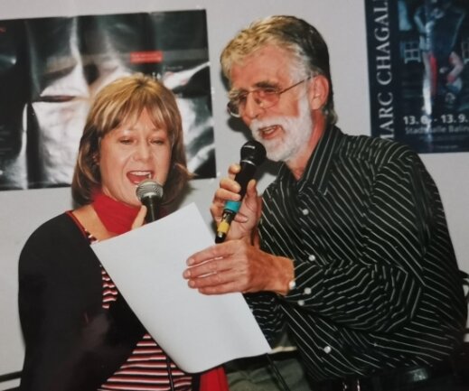 Als Sänger um die halbe Welt getourt - Gerhard Neef mit Chansonsängerin Barbara Kellerbauer im Jahr 1998. 
