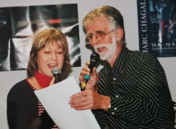 Als Sänger um die halbe Welt getourt - Gerhard Neef mit Chansonsängerin Barbara Kellerbauer im Jahr 1998. 