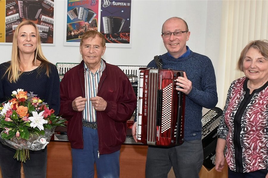 Als Stefanie Hertel einen Moment der Rührung erlebte - Ein Weltmeister-Akkordeon, das Dieter Dietz einst beim Ensemble "Oelsnitzer Sperken" spielte, wurde von seinem Sohn Steffen (zweiter von rechts) an Elke Eßbach vom Zwoater Museum übergeben. 