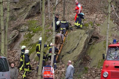 Als vermisst gemeldete Frau aus Limbach-Oberfrohna gefunden - Eine 63-jährige Frau ist am Freitag von einer Felswand an der Zwickauer Mulde in Wolkenburg gerettet worden.