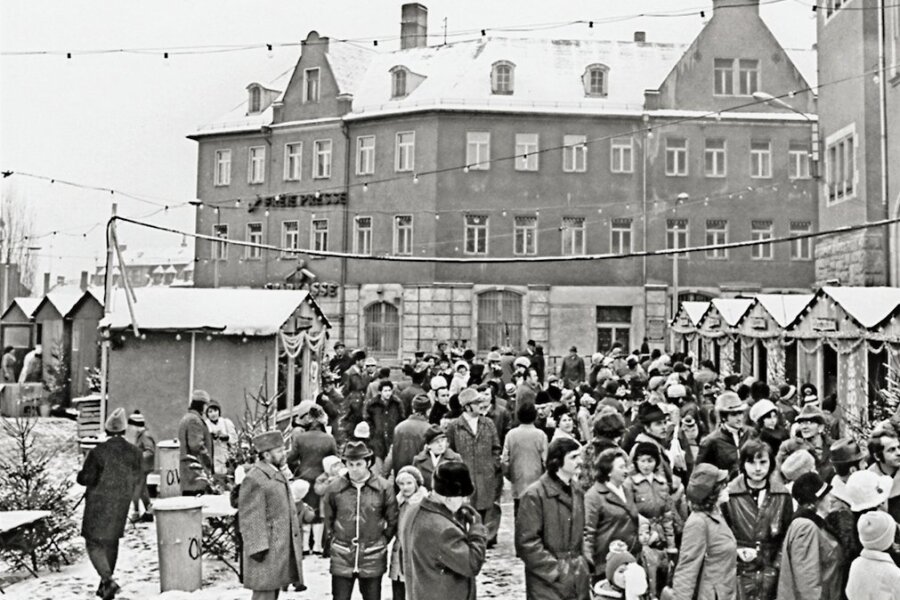 Als Weihnachten die Post noch auf dem Reichenbacher Postplatz abging - Das Dezember-Foto zeigt den Reichenbacher Weihnachtsmarkt auf dem Postplatz Anfang der 80er-Jahre. Rechts die Hauptpost, die seit Jahren leersteht.