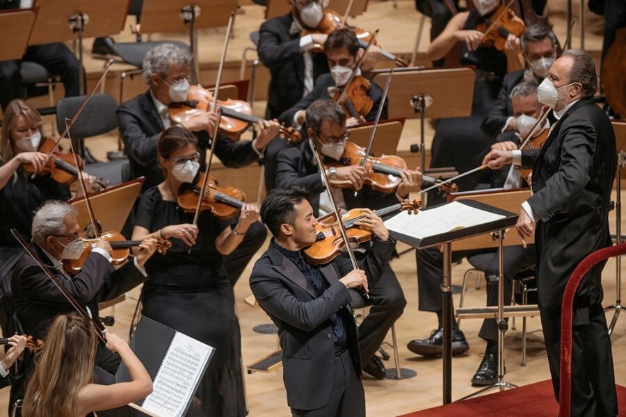 In Norditalien begegnet man der Pandemie weiter mit Respekt: Die Mitglieder der Filarmonica della Scala aus Mailand unter Chefdirigent Riccardo Chailly spielten, sofern nicht zu den Bläsern gehörig, bei den Dresdner Musikfestspielen im Kulturpalast mit Maske. Links neben Chailly Geiger Ray Chen, der einen brillanten Mendelssohn ablieferte. 