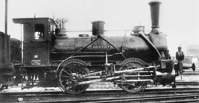 Die ersten Lokomotiven wurden nach Personen benannt. Diese Lok (Gattung VII, Bauart Bn2, ab 1868 gebaut) hieß Hengist. Dabei handelte es sich um den Gründer des Königreichs Kent. 