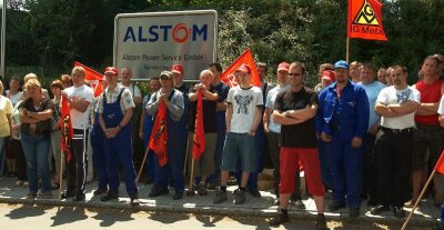 Alstom-Metaller gehen auf die Straße - 
              <p class="artikelinhalt">Rund 70 Mitarbeiter vor allem der Früh- und der Spätschicht kamen am Dienstag vor dem Alstom-Werk zu einem Warnstreik zusammen. </p>
            