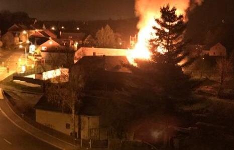 Alt-Chrieschwitz: Scheune geht in Flammen auf - Anwohner in Angst vor neuer Brandserie - In der Nacht zu Donnerstag ist im Plauener Stadtteil Alt-Chrieschwitz eine Scheune in Flammen aufgegangen.