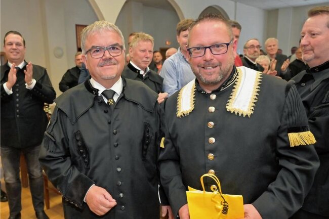 Alt-Erzgebirgslandrat Vogel zum Ehrenmitglied der Schneeberger Bergbrüderschaft ernannt - Landrat a. D. Frank Vogel (l.), hier mit Vereinschef Ray Lätzsch, ist zum Ehrenmitglied ernannt worden. 