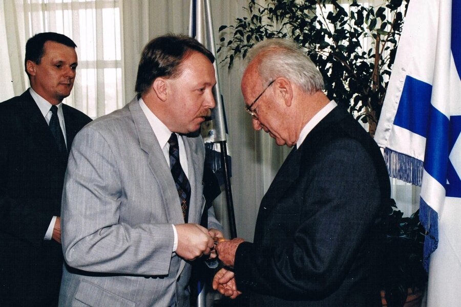 Alt-OB Eichhorn hält Vortrag über Israel - OB Rainer Eichhorn überreicht dem damaligen Ministerpräsidenten Yitzhak Rabin einen Zwickauer Spaßvogel.