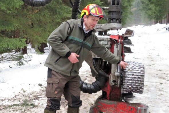 Alt wie ein Baum: Der neue Podcast mit "Stamm-Gästen" - Clemens Weiser ist Leiter des Staatsbetriebs im Forstrevier Eibenstock. Er ist unter anderem verantwortlich für die Holzernte. 