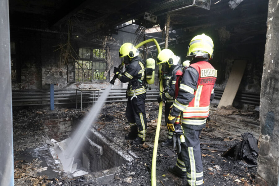 Altchemnitz: Sperrmüll gerät in Flammen - 