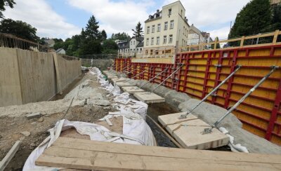 Alte Brücke macht Platz für Neubau - 
