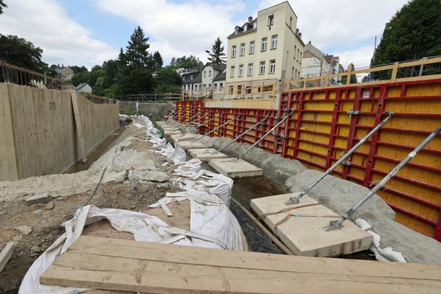 Alte Brücke macht Platz für Neubau - 