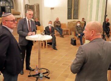 Alte Feindschaft lebt auch heute noch - Michael Steeger, Vorsitzendes des Kirchenvorstandes der Domgemeinde (2. v. l.), moderierte das Kreuzganggespräch zwischen Uwe Dziuballa (l.) und Thomas Feist. 