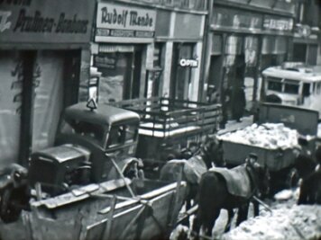 Alte Filme lassen das Annaberg der 1930er und 1940er aufleben - Ein Blick in eine Winterszene des Films zum Verkehrsgeschehen 1940 in der Buchholzer Straße. Eis und Schnee behindern den Verkehrsfluss, führen zum Stau von Pferdefuhrwerk und Lastkraftwagen.
