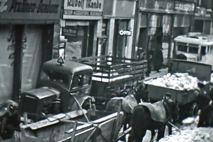 Ein Blick in eine Winterszene des Films zum Verkehrsgeschehen 1940 in der Buchholzer Straße. Eis und Schnee behindern den Verkehrsfluss, führen zum Stau von Pferdefuhrwerk und Lastkraftwagen.
