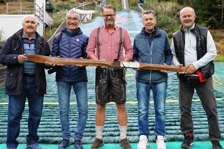 Alte Garde wieder vereint - Roland Weißpflog, Konrad Winkler, Jens Anders, Joachim Wunderlich und Ulrich Wehling (von links) mit dem Ski, auf dem sich die ehemaligen Kombinierer verewigten. 