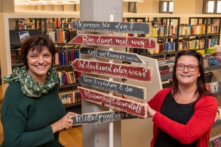 Alte Lateinschule sahnt sächsischen Bibliothekspreis ab - Carmen Haubold und Mandy Uhlemann (r.) vom Team der Bücherei freuen sich über die Auszeichnung.