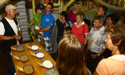 
              <p class="artikelinhalt">Zum Mühlentag strömten viele Besucher nach Waldkirchen und ließen sich auch verschiedene Mehlsorten erklären. </p>
            