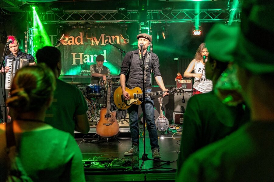 Alte Mensa in Grün: Freiberg feiert Irland-Party mit Musik und Tanz - Party zum St. Patrick‘s Day: Es dominiert die Farbe Grün. Die Musik kam von Dead Man‘s Hand.