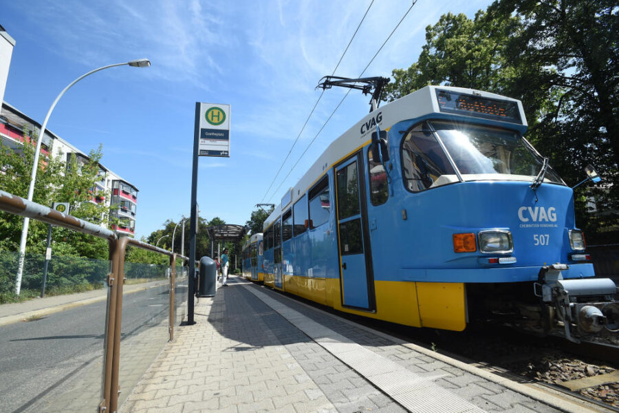 Alte Tatra-Bahnen noch immer in Chemnitz unterwegs - Tatra-Straßenbahnen prägten jahrzehntelang das Bild der Stadt mit. Obwohl eigentlich längst verabschiedet, kommen einige der Bahnen bei reparaturbedingten Engpässen hin und wieder immer noch zum Einsatz. 