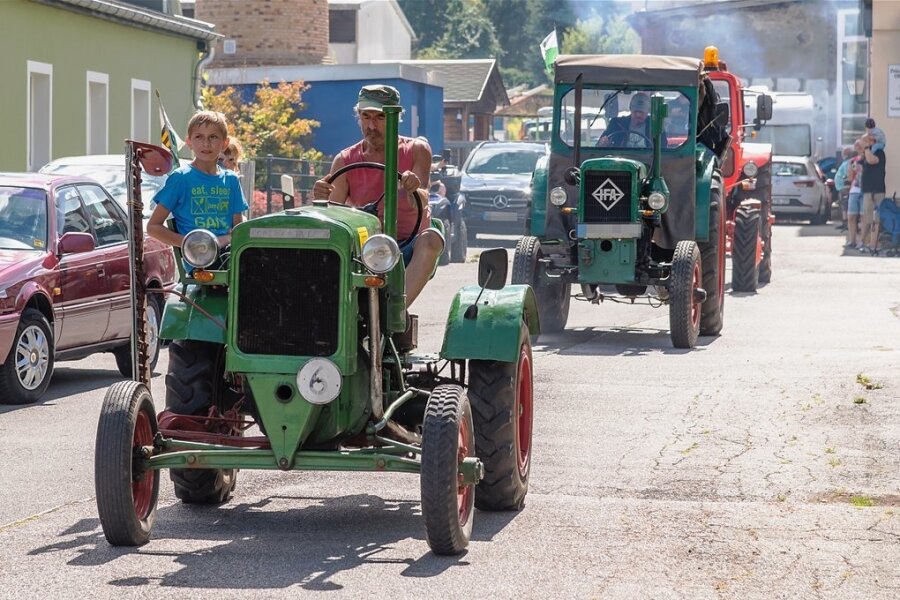 Viele der ausgestellten historischen Traktoren beteiligten sich Sonnabend an einer Rundfahrt durch Olbernhau.