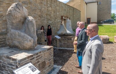 Alte Werke aus Stein neu geordnet - Oberbürgermeister André Heinrich (vorn rechts) hat das Lapidarium in Marienberg wieder eröffnet. Zur Schau gehört auch der steinerne Torso eines knieenden Kriegers. 