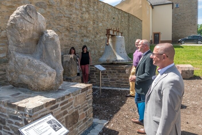 Alte Werke aus Stein neu geordnet - Oberbürgermeister André Heinrich (vorn rechts) hat das Lapidarium in Marienberg wieder eröffnet. Zur Schau gehört auch der steinerne Torso eines knieenden Kriegers. 