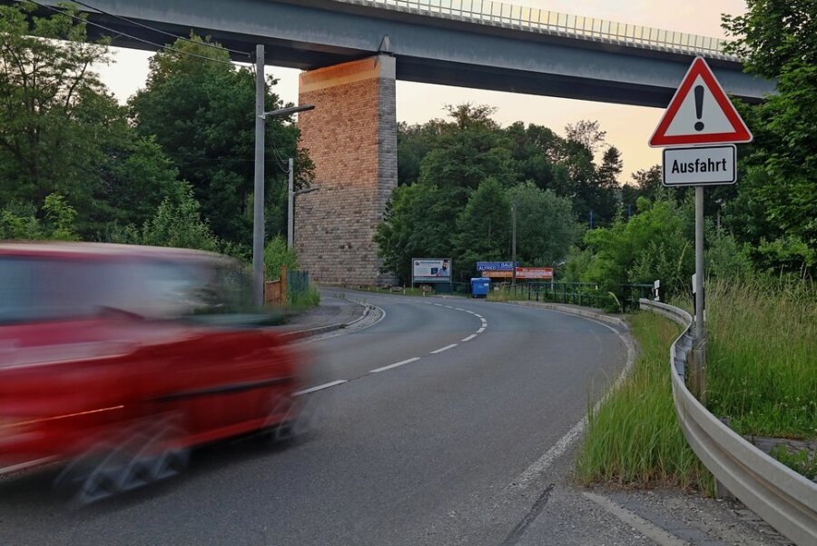Alte Wilkau-Kircherger-Chaussee bekommt neue Asphaltdecke - Ab der Autobahnbrücke Wilkau-Haßlau soll die S 277 bis nach Kirchberg eine neue Fahrbahndecke erhalten. 