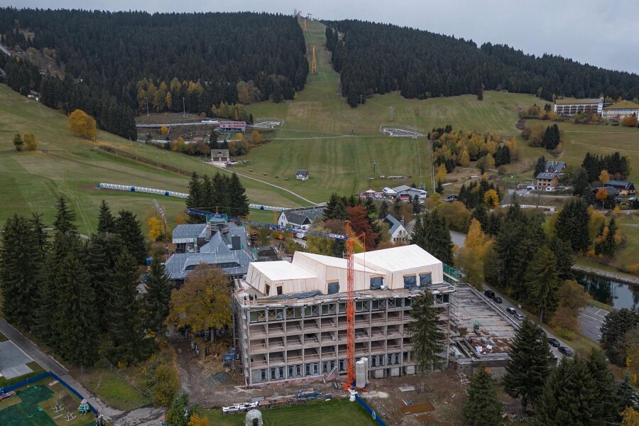 Altem Sporthotel in Oberwiesenthal wird neuer Glanz verliehen - Am alten Sporthotel in Oberwiesenthal wurde am Freitag Richtfest gefeiert.