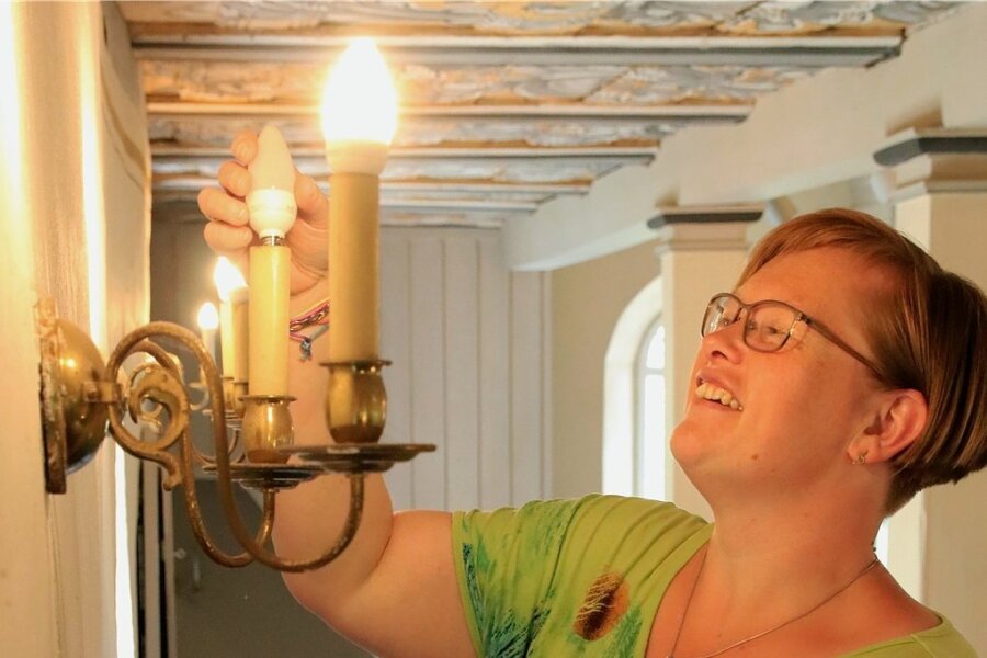 Altensalz sucht Paten für Sanierung der Kirchenleuchter - Als Kirchnerin und Kantorin ist Claudia Hartenstein auch für das Auswechseln von Glühbirnen an den Messingleuchtern zuständig. 